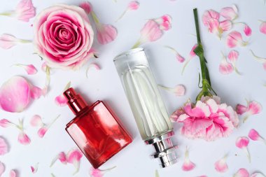 Pembe bir arka plan üzerinde güzel parfüm şişeleri