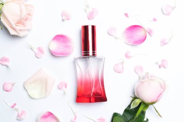 Güzel parfüm şişeleri ve beyaz arka planda gül.