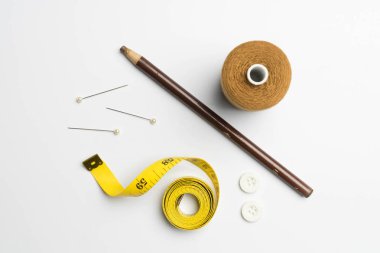 dikiş malzemeleri ve aksesuarlar, iğne işi kumaş biriktiricileri beyaz arka plan üzerinde