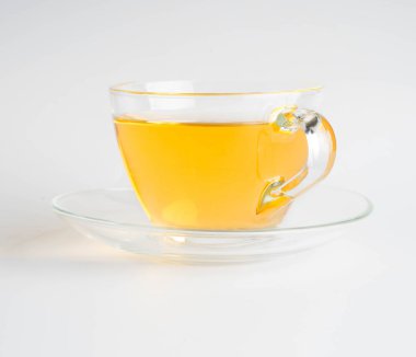 Beyaz arka planda izole edilmiş bir fincan çay.