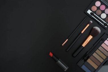 makyaj ve fırçalar üzerinde siyah arka plan