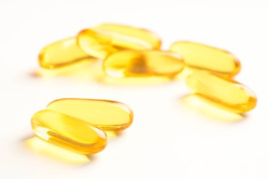 Beyaz arkaplanda balık yağı kapsülleri izole