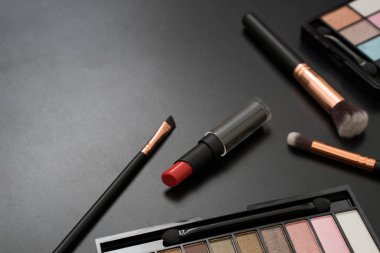makyaj ve fırçalar üzerinde siyah arka plan