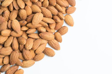 Beyaz arka plan üzerinde izole badem closeup