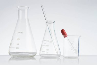 Laboratuvar cam aletleri gerçekçi kimya laboratuvarı için boş ekipman