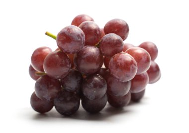 Beyaz arkaplanda kırmızı üzüm izole edildi