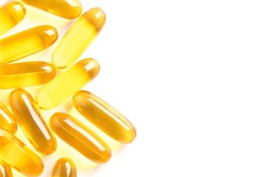 Beyaz arkaplanda balık yağı kapsülleri izole