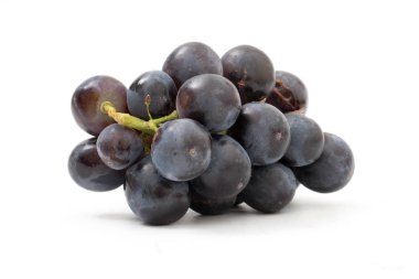 Beyaz arka plan üzerinde izole mor üzüm