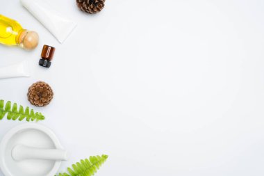 doğal maddeler ile önlük beyaz arka plan üzerinde bırakır