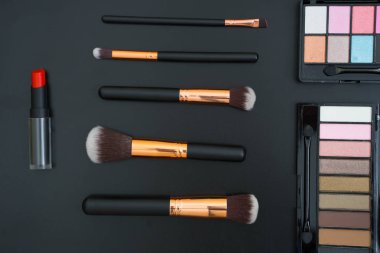 makyaj ve fırçalar üzerinde siyah arka plan