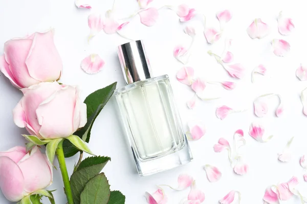 Krásné Parfémy Láhve Růže Bílém Pozadí — Stock fotografie