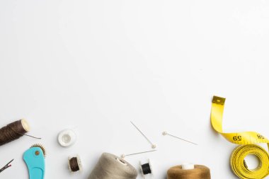 dikiş malzemeleri ve aksesuarlar, iğne işi kumaş biriktiricileri beyaz arka plan üzerinde