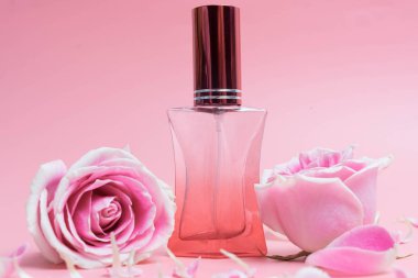 Pembe arka planda güzel parfüm şişeleri