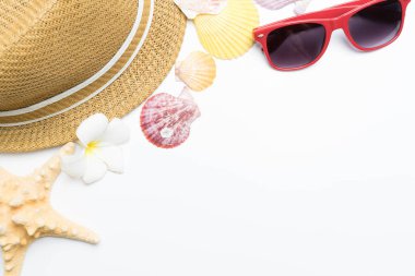 yaz plaj aksesuarları beyaz arka plan üzerinde