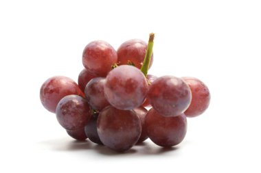 Beyaz arkaplanda kırmızı üzüm izole edildi