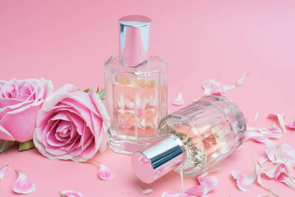 Schöne Parfümflaschen Und Rose Auf Rosa Hintergrund — Stockfoto