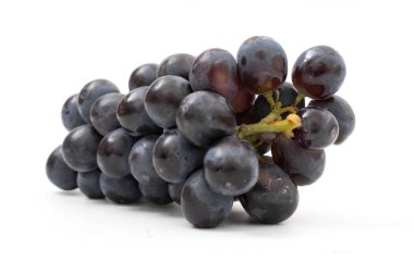 Beyaz arka plan üzerinde izole mor üzüm