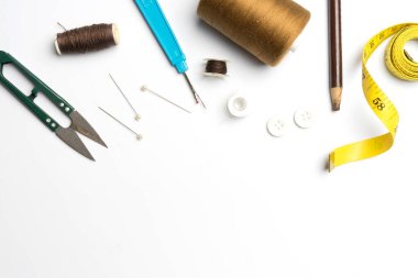 dikiş malzemeleri ve aksesuarlar, iğne işi kumaş biriktiricileri beyaz arka plan üzerinde
