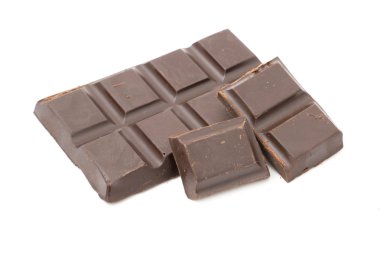 Beyaz arkaplanda izole edilmiş çikolatayı kapat