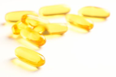 Beyaz arkaplanda balık yağı kapsülleri izole