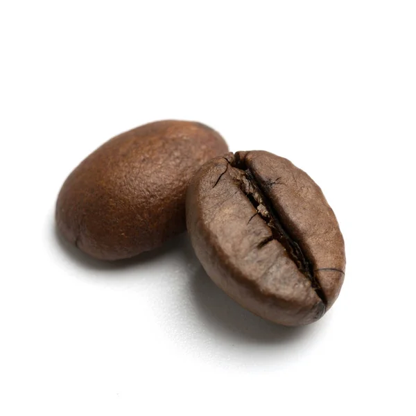 Närbild Två Mörk Rostad Rättvisemärkta Kaffebönor Vit Bakgrund — Stockfoto