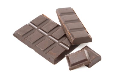 Beyaz arkaplanda izole edilmiş çikolatayı kapat