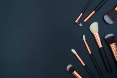 siyah arka planda fırçalar makyaj