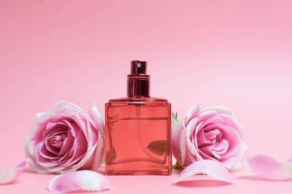 Schöne Parfümflaschen Auf Rosa Hintergrund — Stockfoto