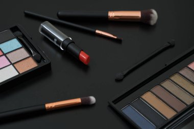 makyaj ve fırçalar üzerinde siyah arka plan