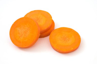 Beyaz arka planda izole edilmiş havuç dilimi