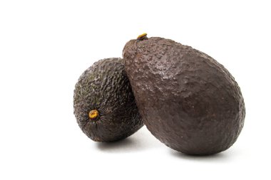 avokado beyaz arkaplanda izole edildi