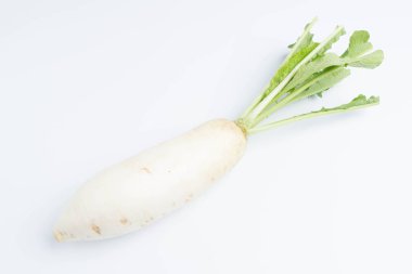 daikon turpları beyaz arkaplanda izole edilmiş