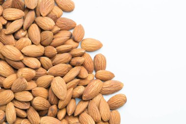 Beyaz arka plan üzerinde izole badem closeup