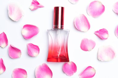 Güzel parfüm şişeleri ve beyaz arka planda gül.