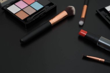 makyaj ve fırçalar üzerinde siyah arka plan