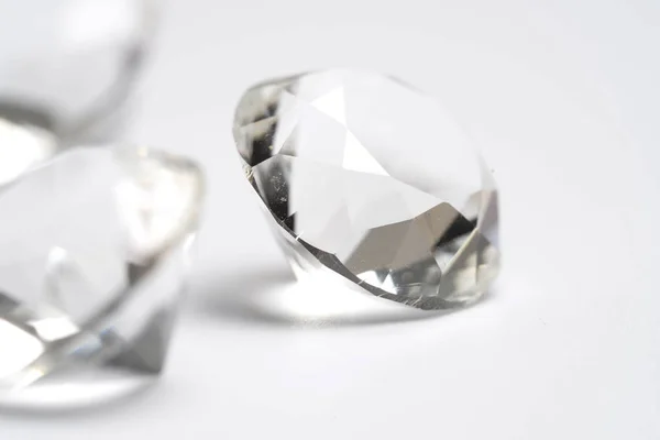 白地に隔離されたダイヤモンド — ストック写真