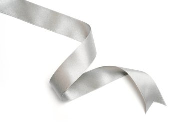 Beyaz arka plan üzerinde rulo gümüş şerit