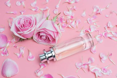 Pembe arka planda güzel parfüm şişeleri