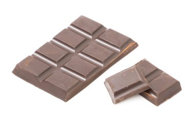 Beyaz arkaplanda izole edilmiş çikolatayı kapat