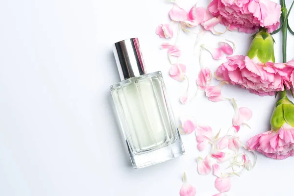Prachtige Parfumflesjes Roze Anjers Witte Achtergrond — Stockfoto