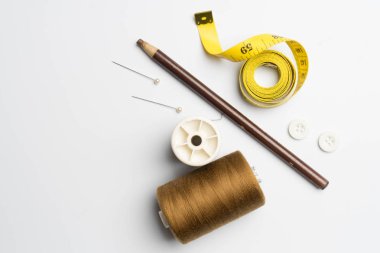 dikiş malzemeleri ve aksesuarlar, iğne işi kumaş biriktiricileri beyaz arka plan üzerinde