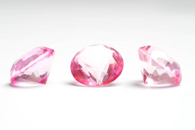 Pembe elmas beyaz arka plan üzerinde izole