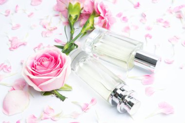 Pembe bir arka plan üzerinde güzel parfüm şişeleri