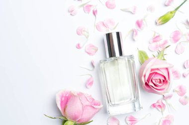 Güzel parfüm şişeleri ve beyaz arka planda gül.