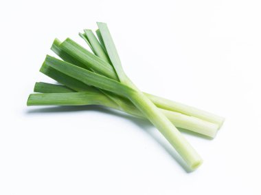 Beyaz arka plan üzerinde izole genç-yeşil sarımsak