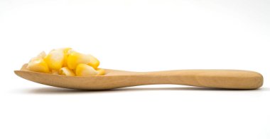 tahta kaşık beyaz arka plan üzerinde izole içinde taze tatlı Mısır