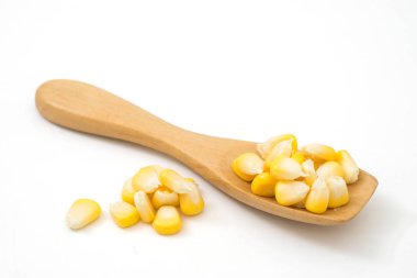 tahta kaşık beyaz arka plan üzerinde izole içinde taze tatlı Mısır