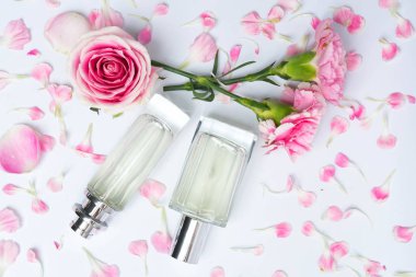 Pembe bir arka plan üzerinde güzel parfüm şişeleri