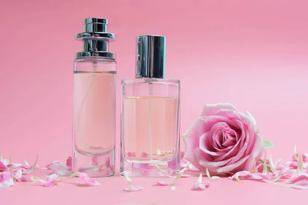 Schöne Parfümflaschen Und Rose Auf Rosa Hintergrund — Stockfoto