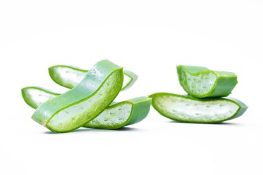 Aloe vera beyaz arkaplanda izole edildi